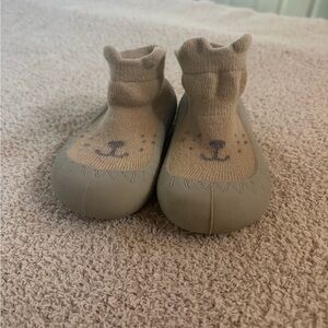 Neutral Beige Baby Lion Sock Shoes barefoot